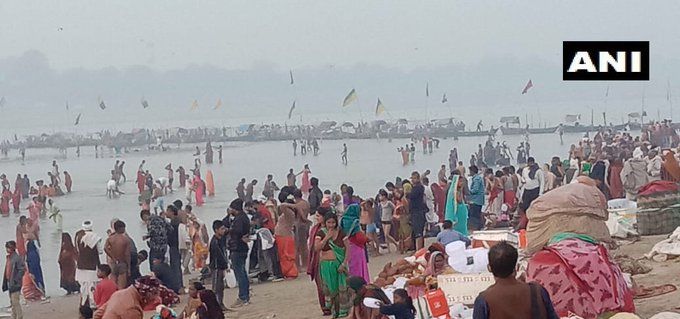 प्रयागराज: भक्तों ने मौनी अमावस्या के अवसर पर पवित्र डुबकी लगाई त्रिवेणी संगम में ।