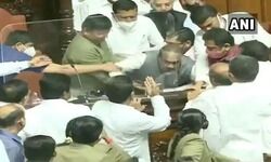कर्नाटक : तार-तार हुई सदन की मर्यादा, कांग्रेस MLC ने स्पीकर को कुर्सी से खींचा कर्नाटक : तार-तार हुई सदन की मर्यादा, कांग्रेस MLC ने स्पीकर को कुर्सी से खींचा