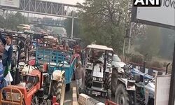 गौतमबुद्धनगर- किसानों ने कृषि कानूनों के समर्थन में ट्रैक्टर रैली निकाली।    एक किसान ने कहा, सरकार ने जो कानून पास किए हैं हम इसके समर्थन में दिल्ली जा रहे हैं। मेरी बॉर्डर पर बैठे किसानों से अपील है कि वे कानूनों को बारीकी से समझें।