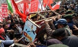 पटना में अखिल भारतीय किसान संघर्ष समन्वय समिति और लेफ्ट पार्टियों की ओर से राजभवन तक निकाले जा रहे मार्च को पुलिस ने रोक दिया है. इसके बाद पुलिस और प्रदर्शनकारियों के बीच झड़प हुई. पुलिस ने प्रदर्शनकारियों पर लाठीचार्ज किया है