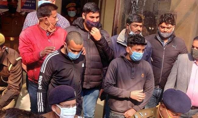लखनऊ मेें सेवानिवृत्त कर्मी के घर लूट का मामला: कूरियर वाला बनकर घुसे थे घर में, पुलिस ने दबोचा लखनऊ मेें सेवानिवृत्त कर्मी के घर लूट का मामला: कूरियर वाला बनकर घुसे थे घर में, पुलिस ने दबोचा