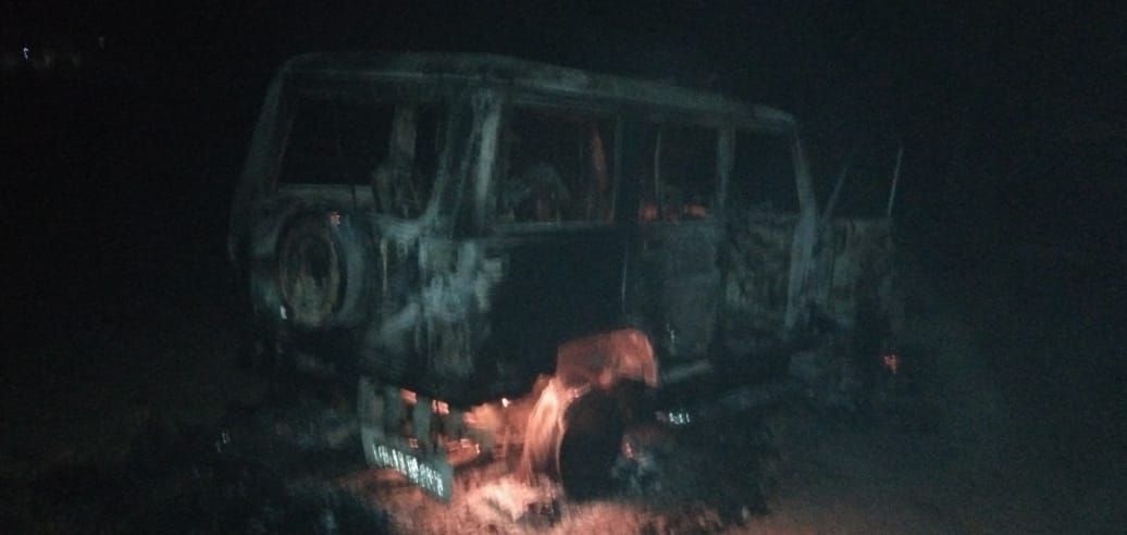 मऊ में पूर्व प्रधान के भतीजे की गोली मारकर हत्या, आक्रोशित ग्रामीणों ने पुलिस की जीप फूंका मऊ में पूर्व प्रधान के भतीजे की गोली मारकर हत्या, आक्रोशित ग्रामीणों ने पुलिस की जीप फूंका
