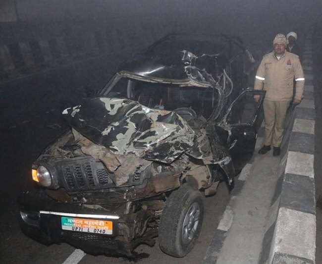 कानपुर में कोहरे का कहर, हाईवे पर खड़े मिनी ट्रक से टकराई स्कॉर्पियो कानपुर में कोहरे का कहर, हाईवे पर खड़े मिनी ट्रक से टकराई स्कॉर्पियो