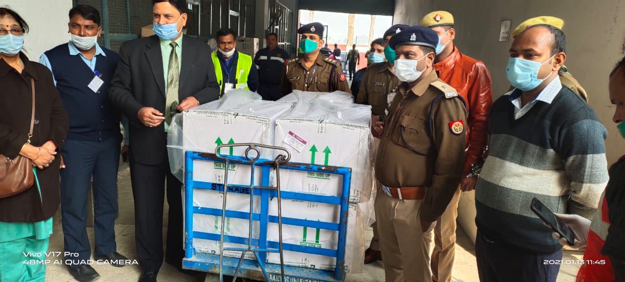 प्रधानमंत्री के संसदीय क्षेत्र वाराणसी पहुंची कोरोना वैक्सीन की पहली खेप, शहर में बने स्टोर में रहेगी सुरक्षित। प्रधानमंत्री के संसदीय क्षेत्र वाराणसी पहुंची कोरोना वैक्सीन की पहली खेप, शहर में बने स्टोर में रहेगी सुरक्षित।