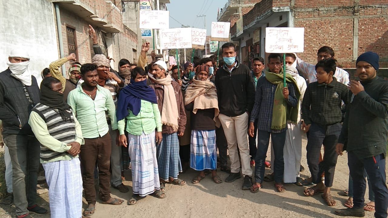 एयरटेल टॉवर लगाने को लेकर ग्रामीणों ने किया धरना प्रदर्शन। एयरटेल टॉवर लगाने को लेकर ग्रामीणों ने किया धरना प्रदर्शन।