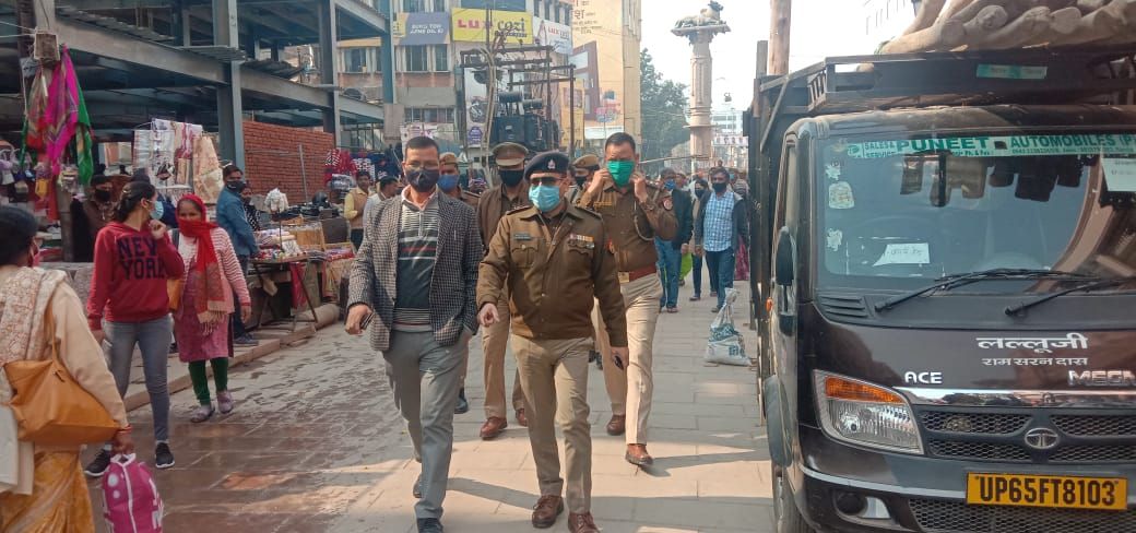 एडीएम सिटी,एसपी सिटी ने सीओ दशाश्वमेध के साथ घाटों का किया निरीक्षण। एडीएम सिटी,एसपी सिटी ने सीओ दशाश्वमेध के साथ घाटों का किया निरीक्षण।