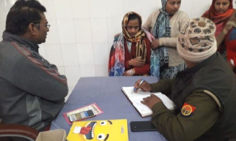 चंदौली : मनबढ़ युवक ने पैसे न देने पर अपनी मौसी को मार दी गोली, मामले की जांच में जुटी पुलिस चंदौली : मनबढ़ युवक ने पैसे न देने पर अपनी मौसी को मार दी गोली, मामले की जांच में जुटी पुलिस