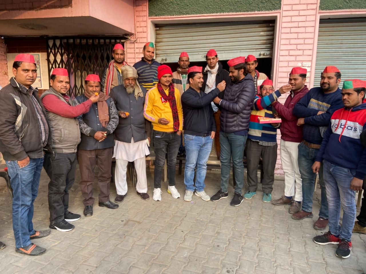 मुरादाबाद बिलारी अहमद हसन अंसारी और राजेंद्र चौधरी को विधान परिषद प्रत्याशी बनायें जाने पर सपाईयों ने जताया खुशी, एक दूसरे को मिठाई खिलाकर जताया हर्ष मुरादाबाद बिलारी अहमद हसन अंसारी और राजेंद्र चौधरी को विधान परिषद प्रत्याशी बनायें जाने पर सपाईयों ने जताया खुशी, एक दूसरे को मिठाई खिलाकर जताया हर्ष