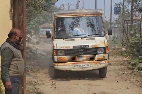 प्रधानमंत्री के संसदीय क्षेत्र के लापरवाह अफसर, फिटनेस खत्म वैन से सेंटर पहुंचाई गई वैक्सीन प्रधानमंत्री के संसदीय क्षेत्र के लापरवाह अफसर, फिटनेस खत्म वैन से सेंटर पहुंचाई गई वैक्सीन