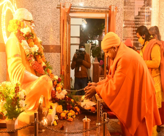 सीएम योगी आदित्यनाथ ने गोरखपुर में भगवान गोरखनाथ को अर्पित की खिचड़ी, बाबा गोरखनाथ के जयकारे से गूंज उठा मंदिर परिसर सीएम योगी आदित्यनाथ ने गोरखपुर में भगवान गोरखनाथ को अर्पित की खिचड़ी, बाबा गोरखनाथ के जयकारे से गूंज उठा मंदिर परिसर