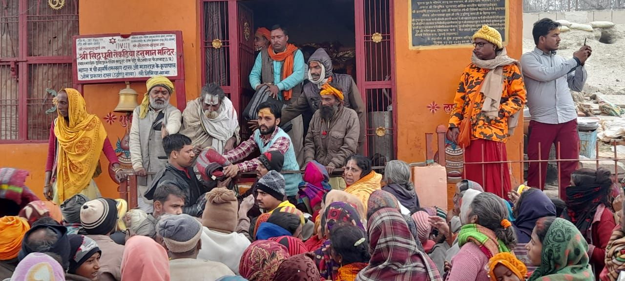 गरीब जनकल्याण सेवा न्यास ने असहाय जरूरतमंदों के बीच किया कंबल वितरण