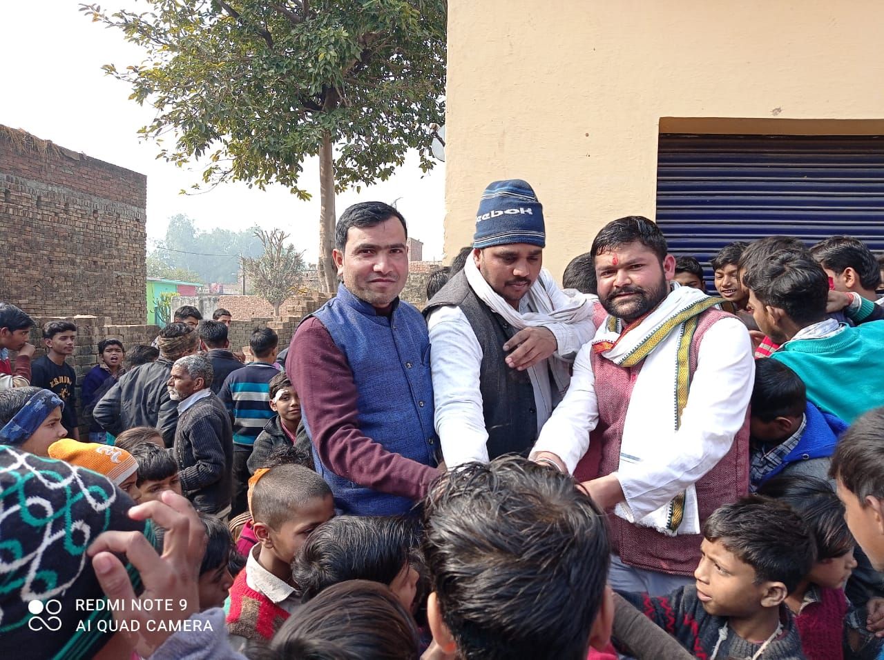 भाजपाइयों ने हरियाना गांव में मकर संक्रांति पर किया खिचड़ी वितरण भाजपाइयों ने हरियाना गांव में मकर संक्रांति पर किया खिचड़ी वितरण