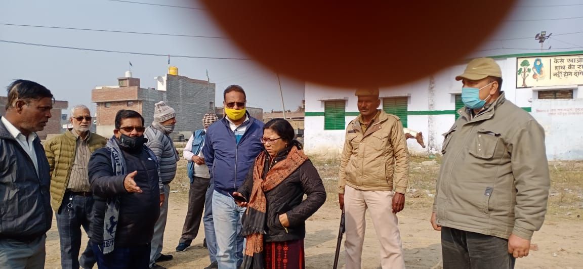 राजस्व टीम ने श्मशान और विद्यालय की भूमि की करी पैमाइश राजस्व टीम ने श्मशान और विद्यालय की भूमि की करी पैमाइश