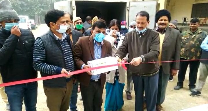 कोरोना वैक्सीन आजमगढ़ पहुंची कोरोना वैक्सीन आजमगढ़ पहुंची