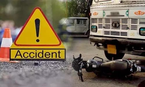ट्रक की चपेट में आने से बाइक सवार युवक की मौत ट्रक की चपेट में आने से बाइक सवार युवक की मौत