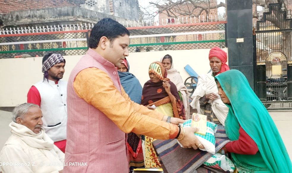 मकर संक्रांति पर बंटे कम्बल व खिचड़ी ,जले अलाव मकर संक्रांति पर बंटे कम्बल व खिचड़ी ,जले अलाव