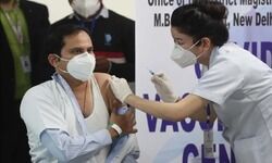 दिल्ली में कोरोना वैक्सीन: 52 लोगों को टीका लगने के बाद हुई परेशानी, एक की हालत गंभीर दिल्ली में कोरोना वैक्सीन: 52 लोगों को टीका लगने के बाद हुई परेशानी, एक की हालत गंभीर