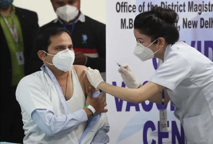 दिल्ली में कोरोना वैक्सीन: 52 लोगों को टीका लगने के बाद हुई परेशानी, एक की हालत गंभीर