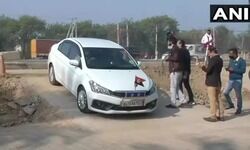 दिल्ली: ट्रैक्टर रैली को लेकर किसानों से बात करने के लिए दिल्ली पुलिस के ज्वाइंट पुलिस कमिश्नर एसएस यादव सिंघु बॉर्डर के पास एक रिजॉर्ट में पहुंचे। दिल्ली: ट्रैक्टर रैली को लेकर किसानों से बात करने के लिए दिल्ली पुलिस के ज्वाइंट पुलिस कमिश्नर एसएस यादव सिंघु बॉर्डर के पास एक रिजॉर्ट में पहुंचे।