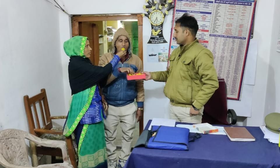 सराहनीय कार्य : दरोगा ने तीन वर्षो से बिछड़े दम्पति को फिर से मिलवाया सराहनीय कार्य : दरोगा ने तीन वर्षो से बिछड़े दम्पति को फिर से मिलवाया