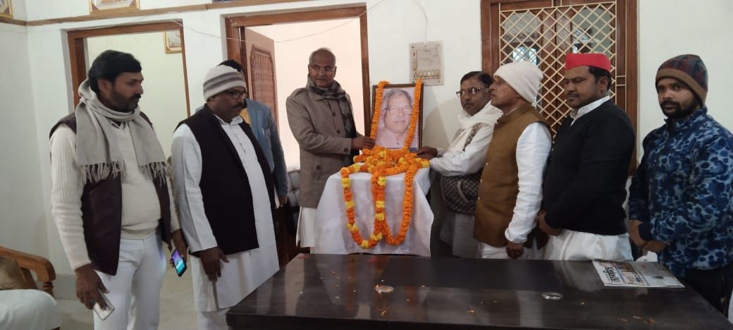 चंदौली : जनपद में समाजवादी पूर्व मुख्यमंत्री स्वर्गीय कर्पूरी ठाकुर की जयंती बड़े धूमधाम मनाई गई चंदौली : जनपद में समाजवादी पूर्व मुख्यमंत्री स्वर्गीय कर्पूरी ठाकुर की जयंती बड़े धूमधाम मनाई गई