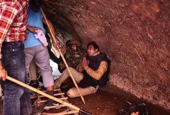 उपद्रवियों के उपद्रव से स्तब्ध हूँ उपद्रवियों के उपद्रव से स्तब्ध हूँ