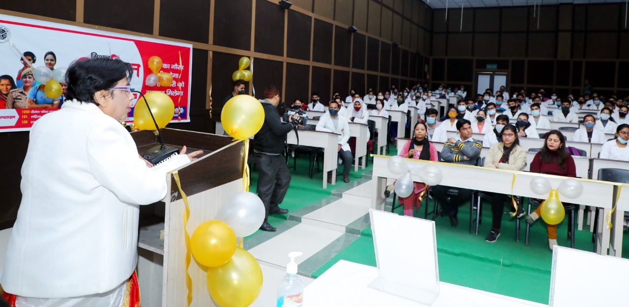 डॉक्टरी पेशे में मानव सेवा सर्वोपरि डॉक्टरी पेशे में मानव सेवा सर्वोपरि