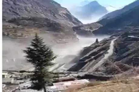 अचानक आई बाढ़ में 150 लोग बहे, 10,000 लोगों के प्रभावित होने की आशंका अचानक आई बाढ़ में 150 लोग बहे, 10,000 लोगों के प्रभावित होने की आशंका