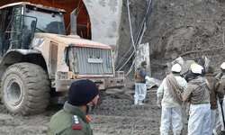 टनल से मलबा हटा रही है रेस्क्यू टीम, 30 लोग हैं फंसे टनल से मलबा हटा रही है रेस्क्यू टीम, 30 लोग हैं फंसे