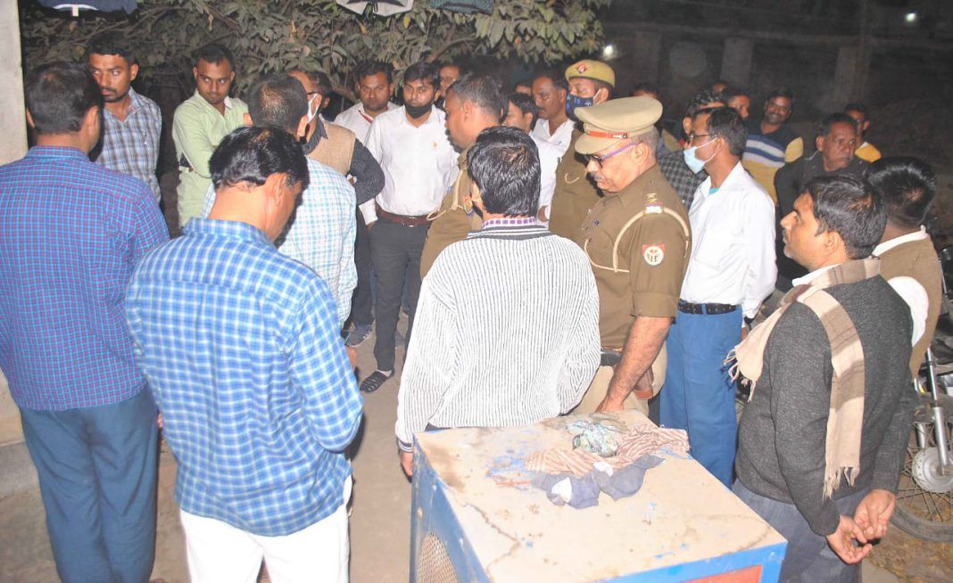 चंदौली : खून से लथपथ मिला फास्ट ट्रैक कोर्ट के बाबू का शव, जांच में जुटी पुलिस चंदौली : खून से लथपथ मिला फास्ट ट्रैक कोर्ट के बाबू का शव, जांच में जुटी पुलिस