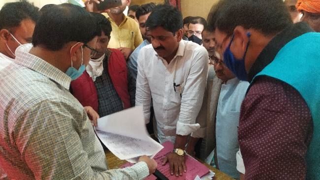 चंदौली : एसडीएम की बड़ी कार्रवाई...जिला निर्वाचन कार्यालय के पंचायत व नगरीय निकाय को किया सील...कई गांवों की पत्रावली हुई जब्त चंदौली : एसडीएम की बड़ी कार्रवाई...जिला निर्वाचन कार्यालय के पंचायत व नगरीय निकाय को किया सील...कई गांवों की पत्रावली हुई जब्त