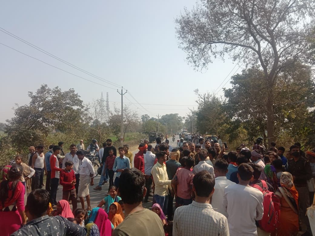 गुमशुदा व्यक्ति की जैकिट और आधार कार्ड गेहूं के खेत मे मिले,ग्रामीणों ने लगाया जाम गुमशुदा व्यक्ति की जैकिट और आधार कार्ड गेहूं के खेत मे मिले,ग्रामीणों ने लगाया जाम