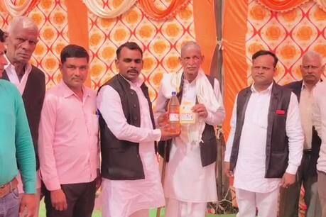 सपा नेता ने 2 लीटर पेट्रोल देकर किया बेटी का कन्यादान सपा नेता ने 2 लीटर पेट्रोल देकर किया बेटी का कन्यादान