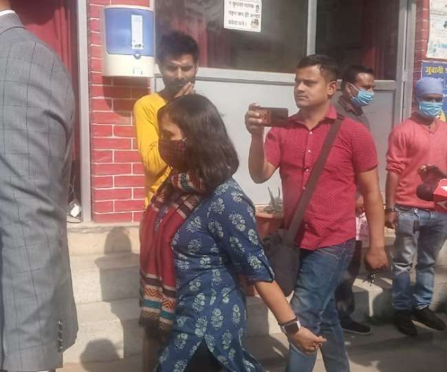 इलाहाबाद हाईकोर्ट के जज के निर्देश पर बयान दर्ज कराने लखनऊ पहुंचीं अमेजॉन प्राइम की नेशनल हेड अपर्णा पुरोहित इलाहाबाद हाईकोर्ट के जज के निर्देश पर बयान दर्ज कराने लखनऊ पहुंचीं अमेजॉन प्राइम की नेशनल हेड अपर्णा पुरोहित