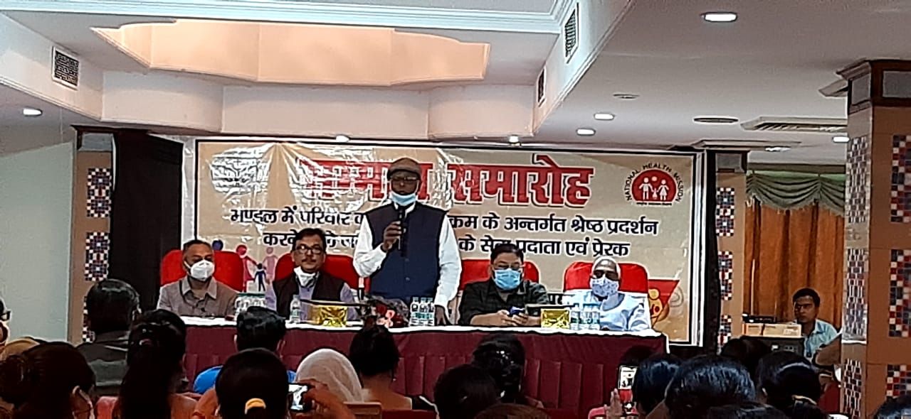 विश्व जनसंख्या दिवस पर उत्कृष्ट कार्य करने वाले सम्मानित विश्व जनसंख्या दिवस पर उत्कृष्ट कार्य करने वाले सम्मानित