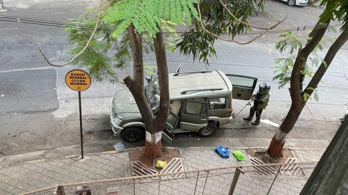 मुकेश अंबानी के घर के बाहर मिला संदिग्ध वाहन, 20 जिलेटिन की छड़ें बरामद