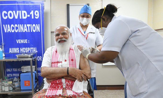 प्रधानमंत्री नरेंद्र मोदी ने भी कोरोना वैक्सीन की पहली डोज ले ली है. पीएम मोदी खुद सुबह-सुबह नई दिल्ली स्थित एम्स पहुंचे और कोरोना वैक्सीन का टीका लगवाया. इसके साथ ही पीएम मोदी ने लोगों से कोरोना वैक्सीन लगवाने की अपील की.