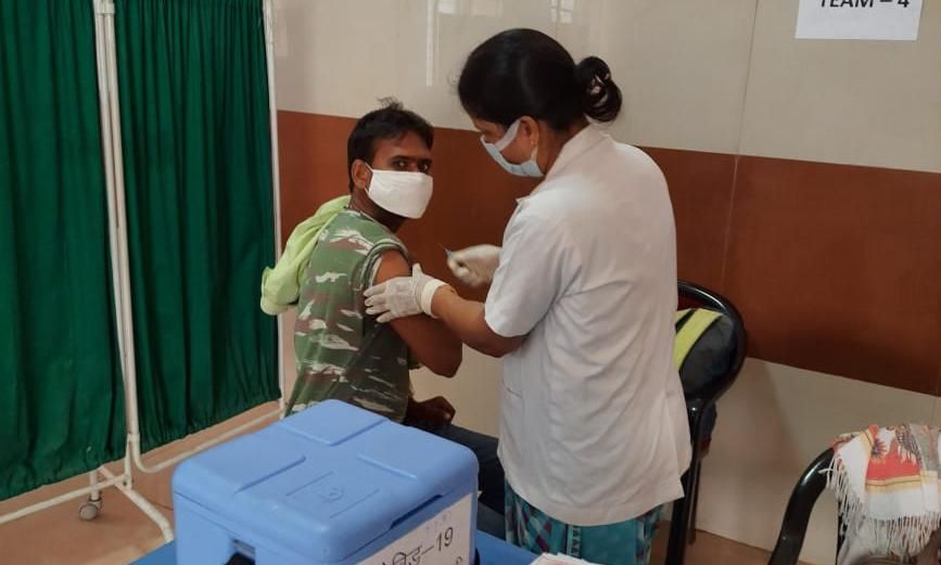 515 स्वास्थ्य कर्मी लोगों को लगा कोविड-19 टीका ,715 बुजुर्गों व गंभीर रोगियों को भी लगा टीका