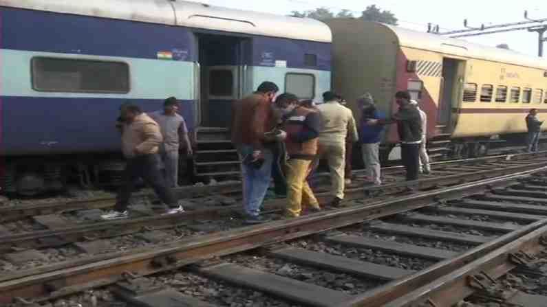 समस्तीपुर में स्पेशल ट्रेन जेसीबी से टकराई, मचा हड़कंप