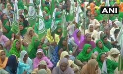 अंतरराष्ट्रीय महिला दिवस पर कृषि कानूनों के खिलाफ टीकरी बॉर्डर पर विरोध प्रदर्शन करती महिला प्रदर्शनकारी। अंतरराष्ट्रीय महिला दिवस पर कृषि कानूनों के खिलाफ टीकरी बॉर्डर पर विरोध प्रदर्शन करती महिला प्रदर्शनकारी।