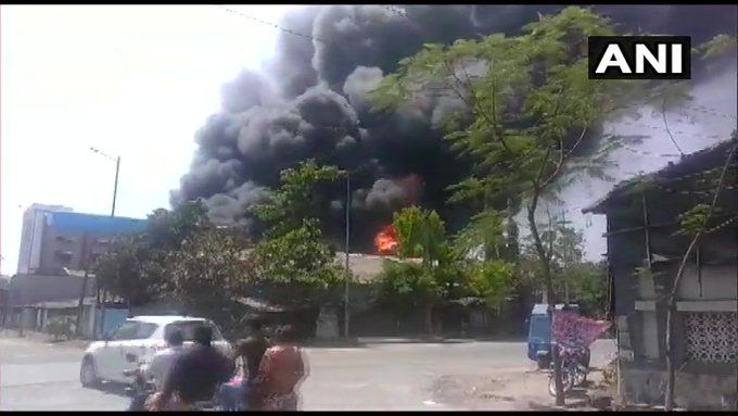 गुजरात में वलसाड़ के वापी इलाके में लगी भीषण आग पर काबू, कूलिंग ऑपरेशन जारी