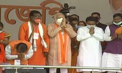 पुरुलिया में टीएमसी सरकार पर बरसे पीएम मोदी पुरुलिया में टीएमसी सरकार पर बरसे पीएम मोदी