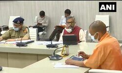 लखनऊ: उत्तर प्रदेश के मुख्यमंत्री योगी ​आदित्यनाथ ने राज्य में कोरोना की स्थिति पर अधिकारियों के साथ समीक्षा बैठक की।