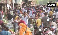 मुंबई: कोरोना के मामलों में बढ़ोतरी होने के बावजूद बड़ी संख्या में लोग खरीदारी करने के लिए मुंबई की दादर सब्ज़ी मंडी पहुंचे। इस दौरान लोग कोविड नियमों का उल्लंघन करते दिखे। मुंबई: कोरोना के मामलों में बढ़ोतरी होने के बावजूद बड़ी संख्या में लोग खरीदारी करने के लिए मुंबई की दादर सब्ज़ी मंडी पहुंचे। इस दौरान लोग कोविड नियमों का उल्लंघन करते दिखे।