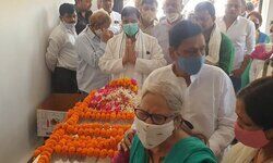 लखनऊ- प्रगतिशील समाजवादी पार्टी के राष्ट्रीय अध्यक्ष शिवपाल यादव ने पूर्व मंत्री श्री भगवती सिंह के पार्थिव शरीर को श्रद्धा सुमन अर्पित कर याद किया । बाबूजी आप स्मृतियों में सदा जीवंत रहेंगे... लखनऊ- प्रगतिशील समाजवादी पार्टी के राष्ट्रीय अध्यक्ष शिवपाल यादव ने पूर्व मंत्री श्री भगवती सिंह के पार्थिव शरीर को श्रद्धा सुमन अर्पित कर याद किया । बाबूजी आप स्मृतियों में सदा जीवंत रहेंगे...