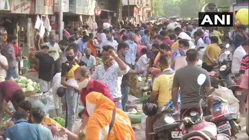 मुंबई:  कोरोना के मामलों में बढ़ोतरी होने के बावजूद बड़ी संख्या में लोग खरीदारी करने के लिए मुंबई की दादर सब्ज़ी मं​डी पहुंचे। इस दौरान लोग कोविड नियमों का उल्लंघन करते दिखे।