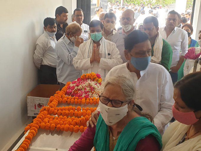 लखनऊ- प्रगतिशील समाजवादी पार्टी के राष्ट्रीय अध्यक्ष शिवपाल यादव ने पूर्व मंत्री श्री भगवती सिंह के पार्थिव शरीर को श्रद्धा सुमन अर्पित कर याद किया ।    बाबूजी आप स्मृतियों में सदा जीवंत रहेंगे...