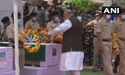 छत्तीसगढ़: केंद्रीय गृहमंत्री अमित शाह ने सुकमा-बीजापुर बॉर्डर पर हुए नक्सली हमले में जान गंवाने वाले 14 सुरक्षाकर्मियों को जगदलपुर में श्रद्धांजलि दी। छत्तीसगढ़: केंद्रीय गृहमंत्री अमित शाह ने सुकमा-बीजापुर बॉर्डर पर हुए नक्सली हमले में जान गंवाने वाले 14 सुरक्षाकर्मियों को जगदलपुर में श्रद्धांजलि दी।