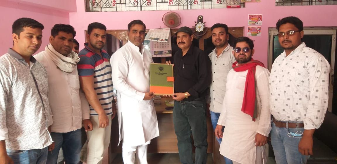 सपा विधायक फहीम को सहकारिता पत्र देकर किया सम्मानित सपा विधायक फहीम को सहकारिता पत्र देकर किया सम्मानित