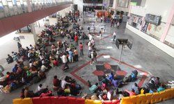 कोरोना के बढ़ते मामलों को देखते हुए गुजरात हाई कोर्ट ने सलाह दी कि एक छोटा लॉकडाउन लगाया जाए। जिसके बाद बुधवार को अहमदाबाद रेलवे स्टेशन पर यूपी और बिहार जाने वालों की भारी भीड़ । कोरोना के बढ़ते मामलों को देखते हुए गुजरात हाई कोर्ट ने सलाह दी कि एक छोटा लॉकडाउन लगाया जाए। जिसके बाद बुधवार को अहमदाबाद रेलवे स्टेशन पर यूपी और बिहार जाने वालों की भारी भीड़ ।